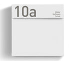 Weißer Briefkasten der Marke Radius, Modell Letterman 6, mit personalisierbarer Gravur. Der Briefkasten verfügt über eine klare, rechteckige Form und eine glatte, pulverbeschichtete Oberfläche. Oben befinden sich die Gravur „10a Müller Hoffmann Scholz