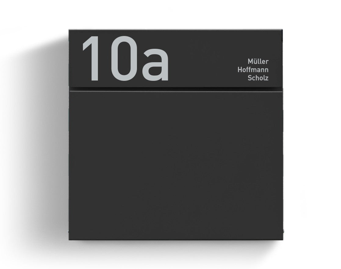 Radius Briefkasten Letterman 6 in Anthrazit (RAL 7016) mit Hausnummer 10a und Namen Gravur „Müller, Hoffmann, Scholz” oben. Rechteckiges, modernes Design mit glatter Oberfläche.
