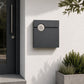 Letterman 6 rund Anthrazit – Ambientebild an der Hauswand