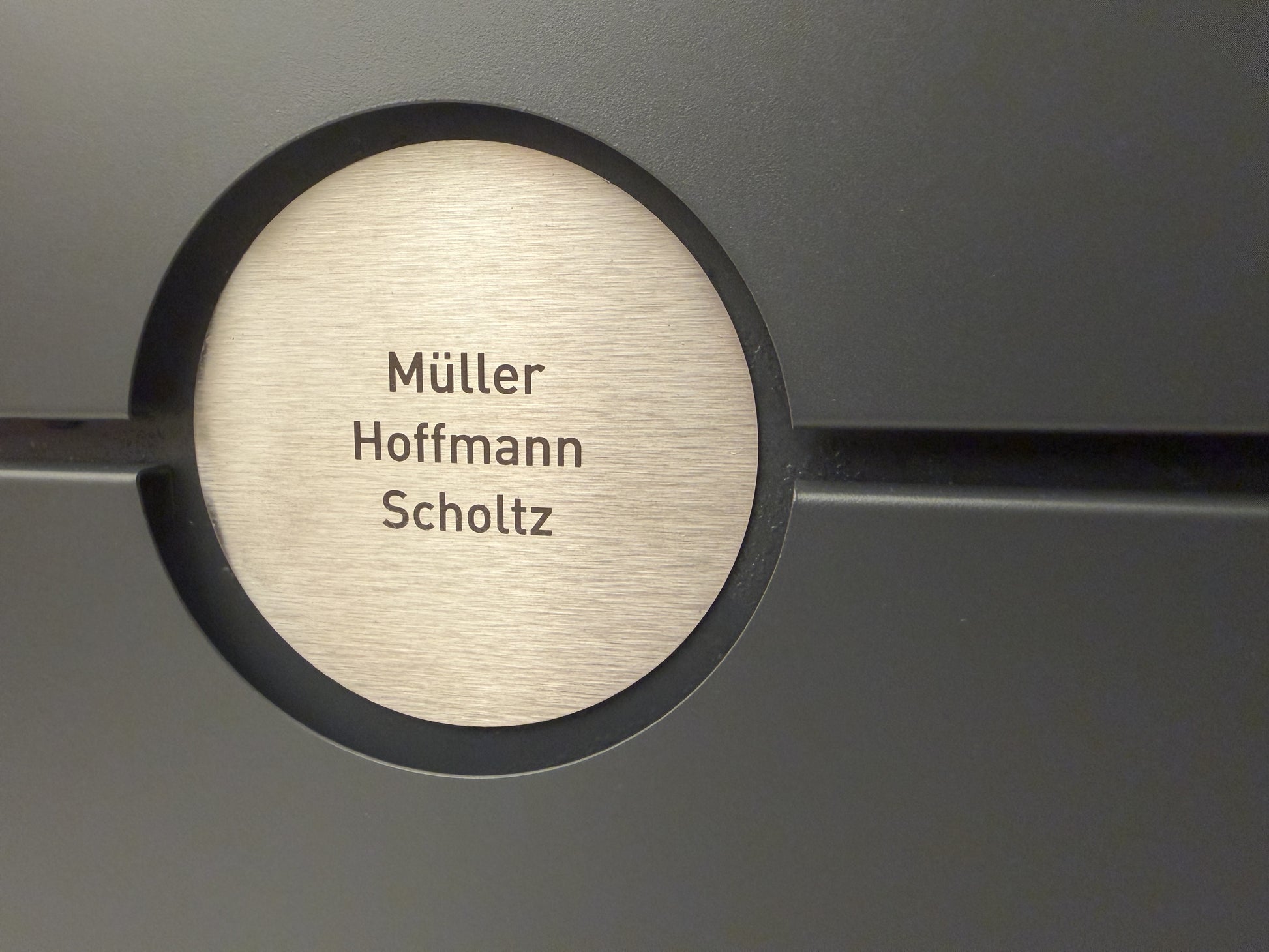 Letterman 6 rund Anthrazit – Detailaufnahme