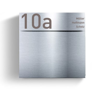 Briefkasten der Marke Radius, Modell Letterman 6, aus gebürstetem Edelstahl. Quadratisches Design mit einer klaren, glatten Oberfläche und personalisierter Gravur "10a" sowie Namen "Müller, Hoffmann, Scholz" oben rechts.