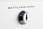 Gravur „Bitte keine Werbung“ über dem Briefkastenschloss