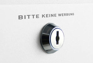 Gravur „Bitte keine Werbung“ über dem Briefkastenschloss