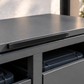2er Mülltonnenbox Anthrazit – Detail des aufklappbaren Deckels mit schwarzem Griff