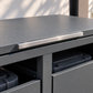 2er Mülltonnenbox Anthrazit – Detail des aufklappbaren Deckels mit silbernem Stangengriff