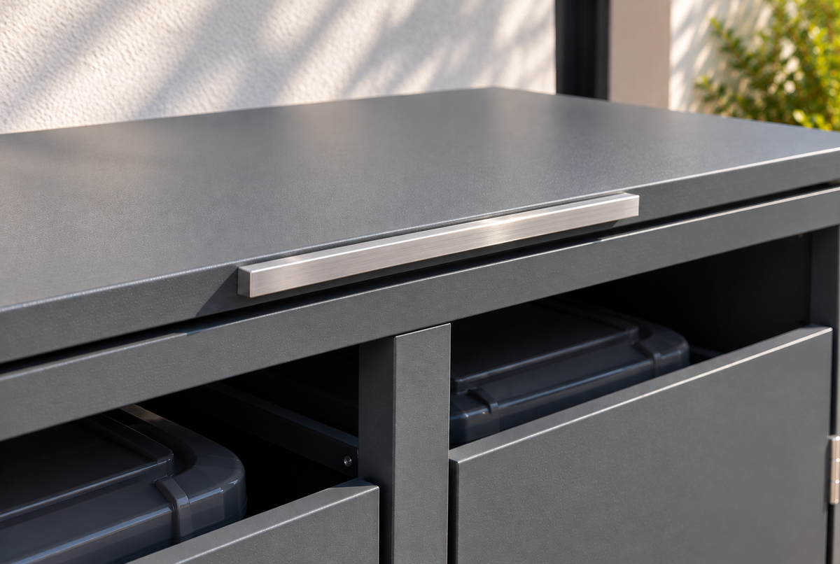 2er Mülltonnenbox Anthrazit – Detail des aufklappbaren Deckels mit silbernem Stangengriff