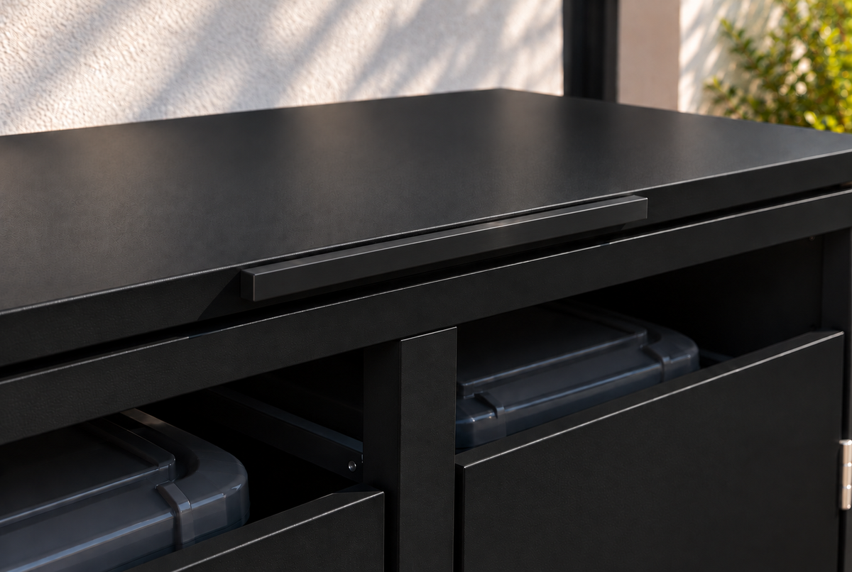 2er Mülltonnenbox Schwarz – Detail des aufklappbaren Deckels mit schwarzem Griff