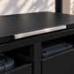 2er Mülltonnenbox Schwarz – Detail des aufklappbaren Deckels mit silbernem Edelstahlgriff