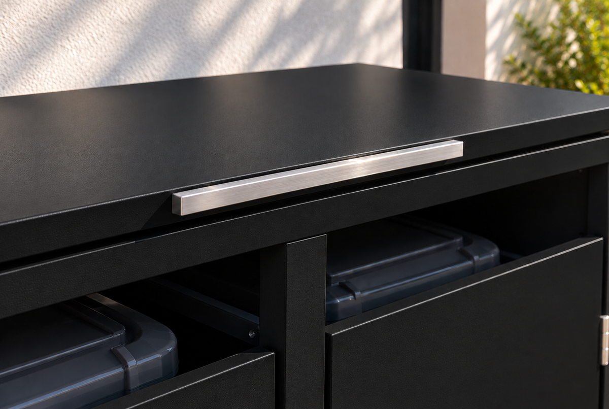 2er Mülltonnenbox Schwarz – Detail des aufklappbaren Deckels mit silbernem Edelstahlgriff